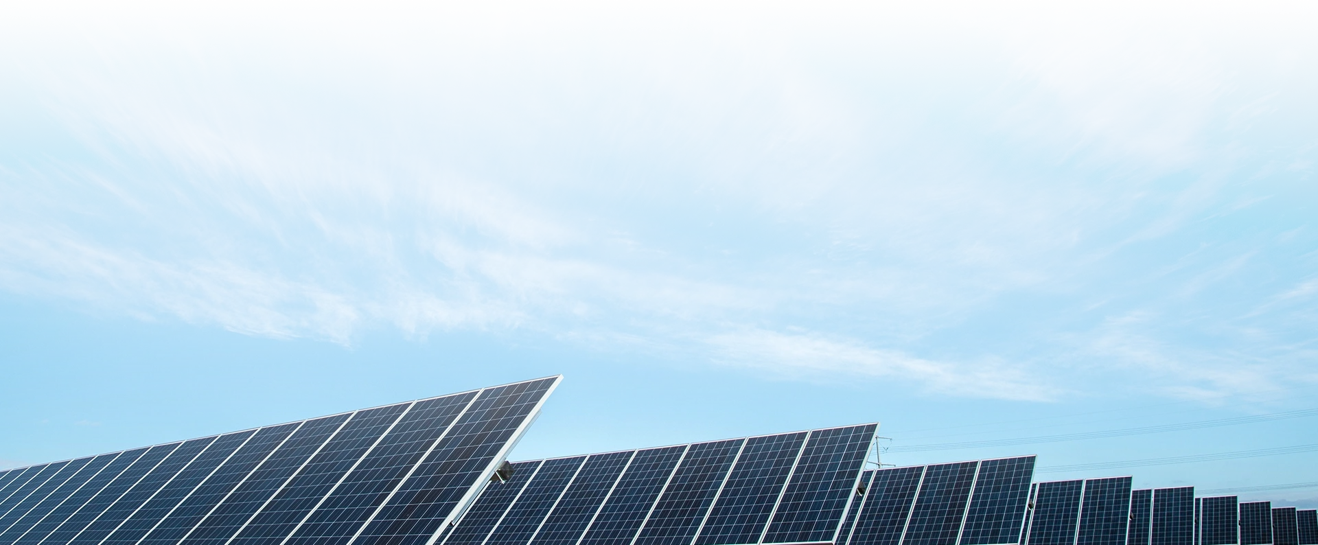 Painéis solares sob o céu azul